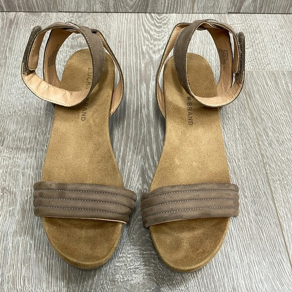 Lucky Brand Kellio Leather Ankle Strap Wedge Sandal Taupe Brown 6.5M - Picture 1 of 16
